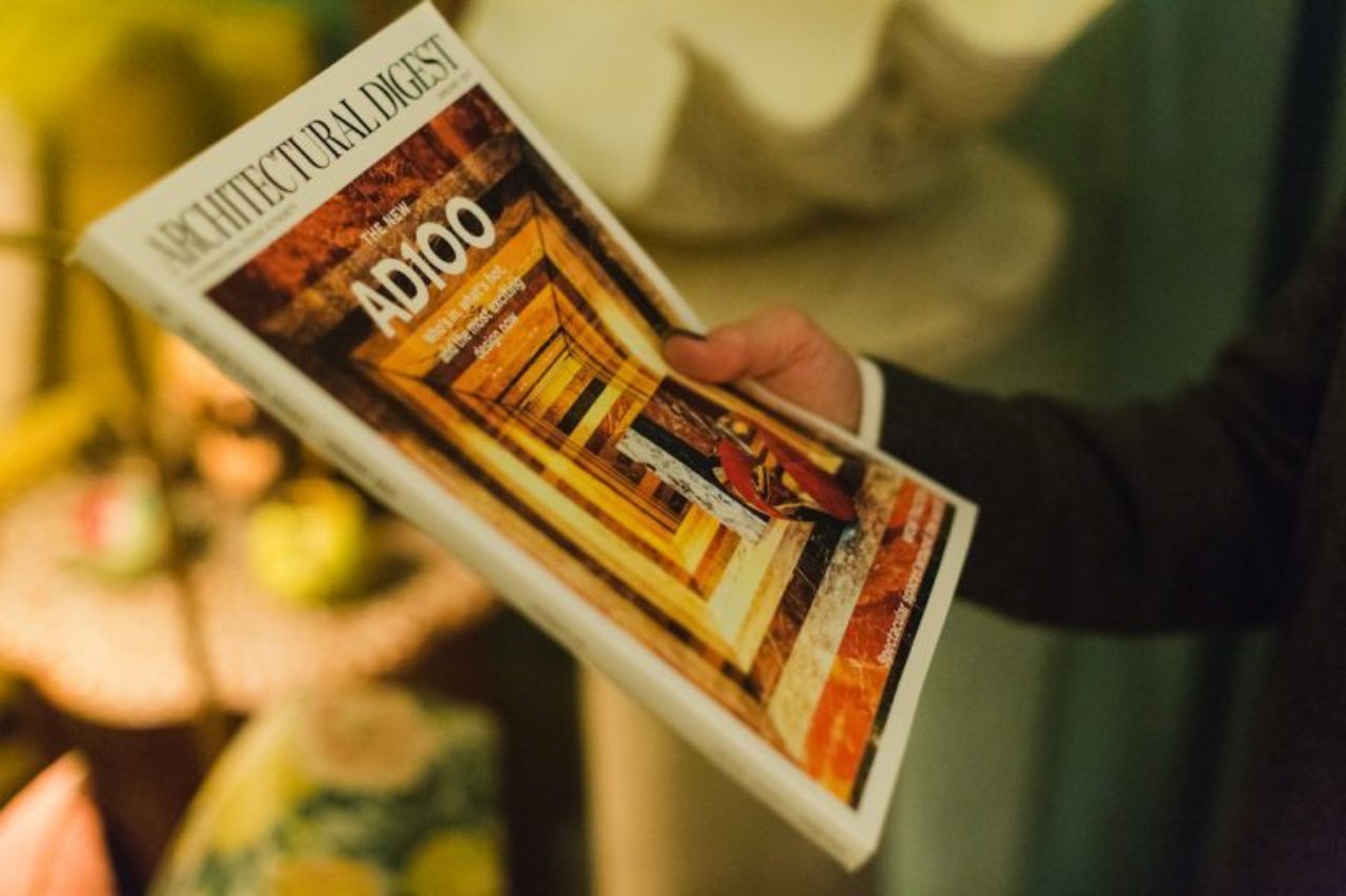 An ICAA Private New York Tour guest surveys the cover of Architectural Digest’s January issue, featuring the work of Frank de Biasi (Image Source: Frank de Biasi)