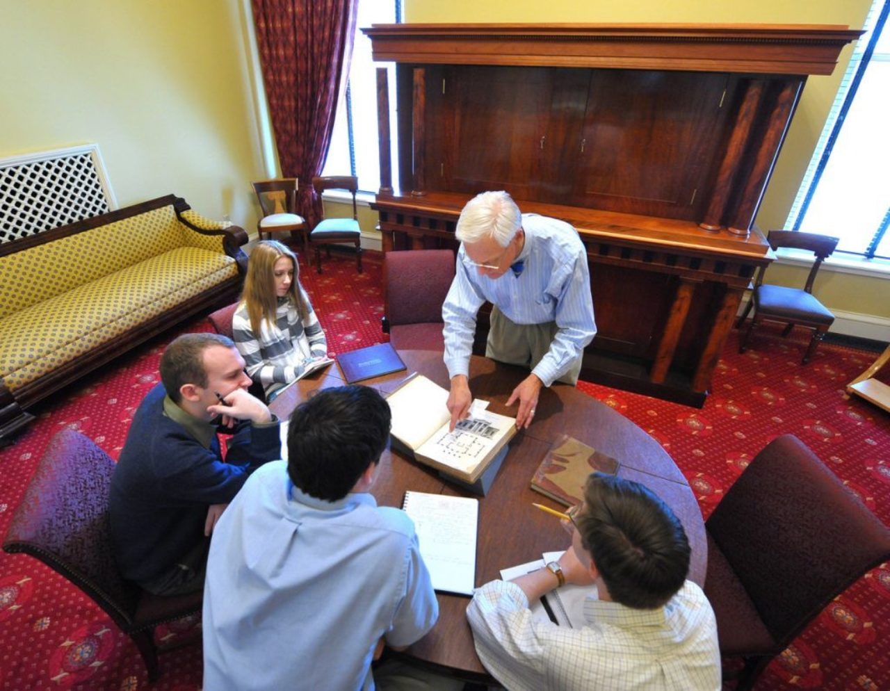 Thomas Gordon Smith with students (Photo Credit: Matt Cashore/University of Notre Dame)