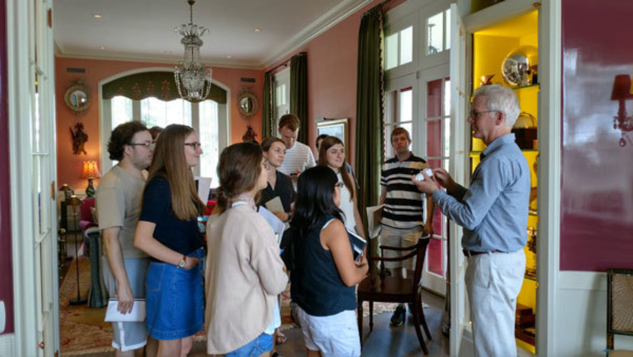 Architect Peter Pennoyer walks students through the house