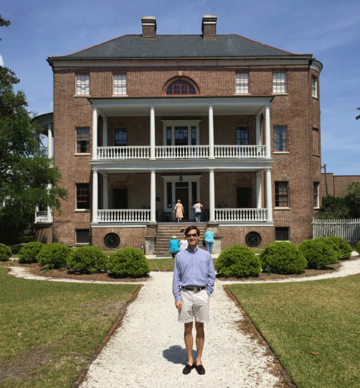 Author Sebastian von Marschall standing in front of the Joseph Manigault House (Image: Sebastian von Marschall)