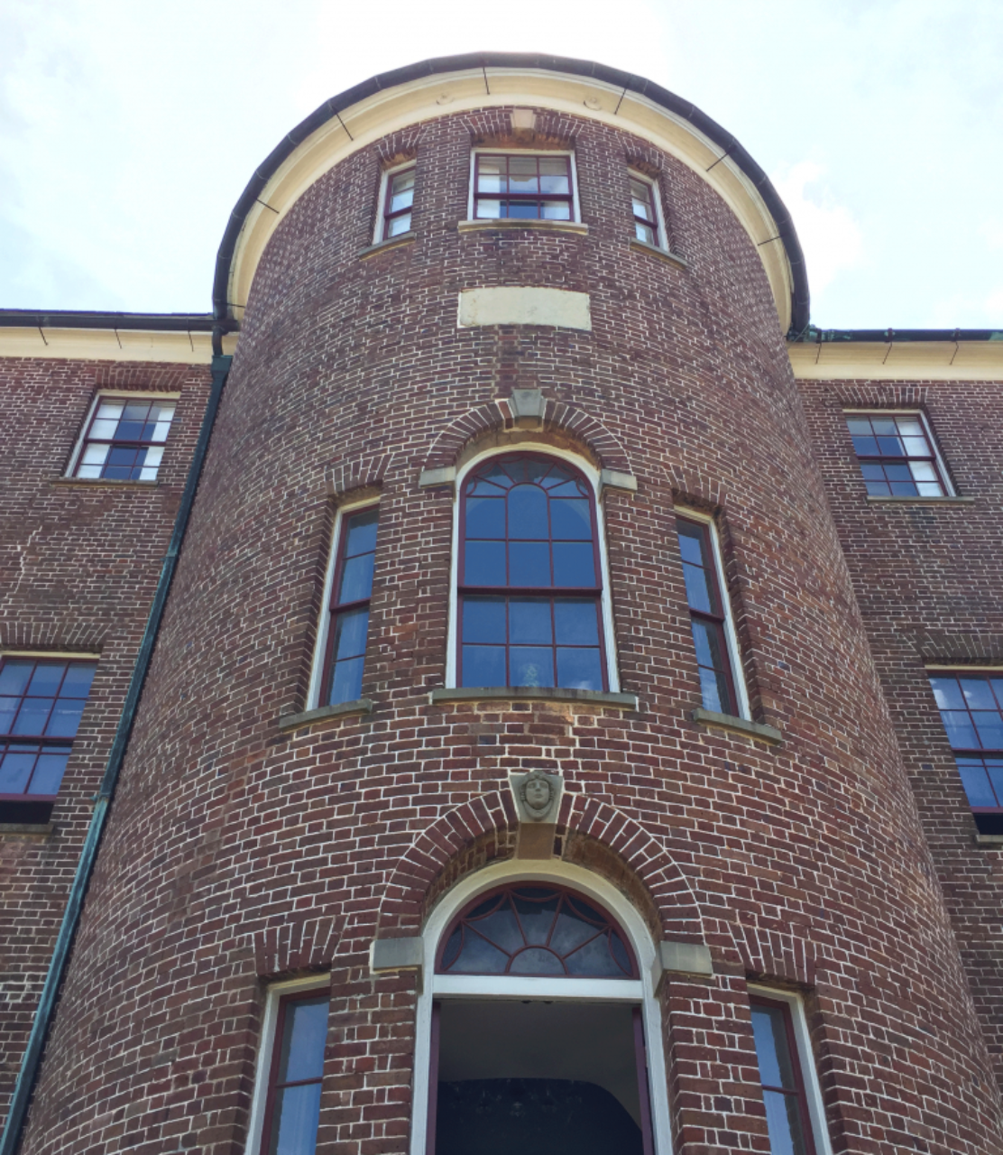 The bay on the North side of the house contains the self-supporting stair, visible just inside the door at the bottom of the picture (Image: Sebastian von Marschall)